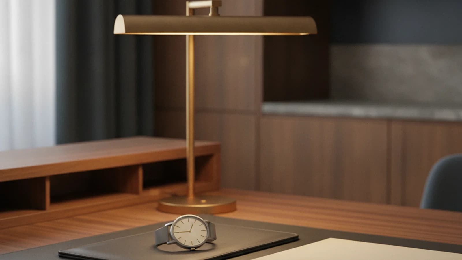 Ruhiger Schreibtisch mit markenneutraler Uhr und leerem Briefbogen für eine Kontaktaufnahme