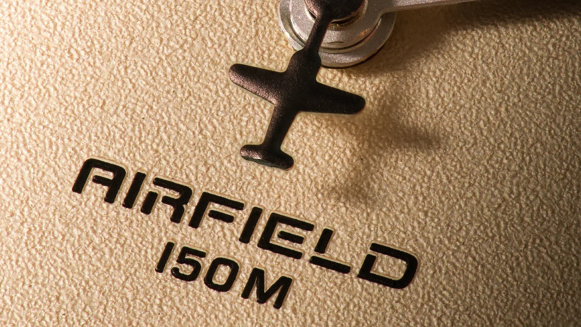 Detailaufnahme der Formex AirField Desert Sand mit gekörntem Zifferblatt, AirField-Schriftzug und Flugzeug am Sekundenzeiger