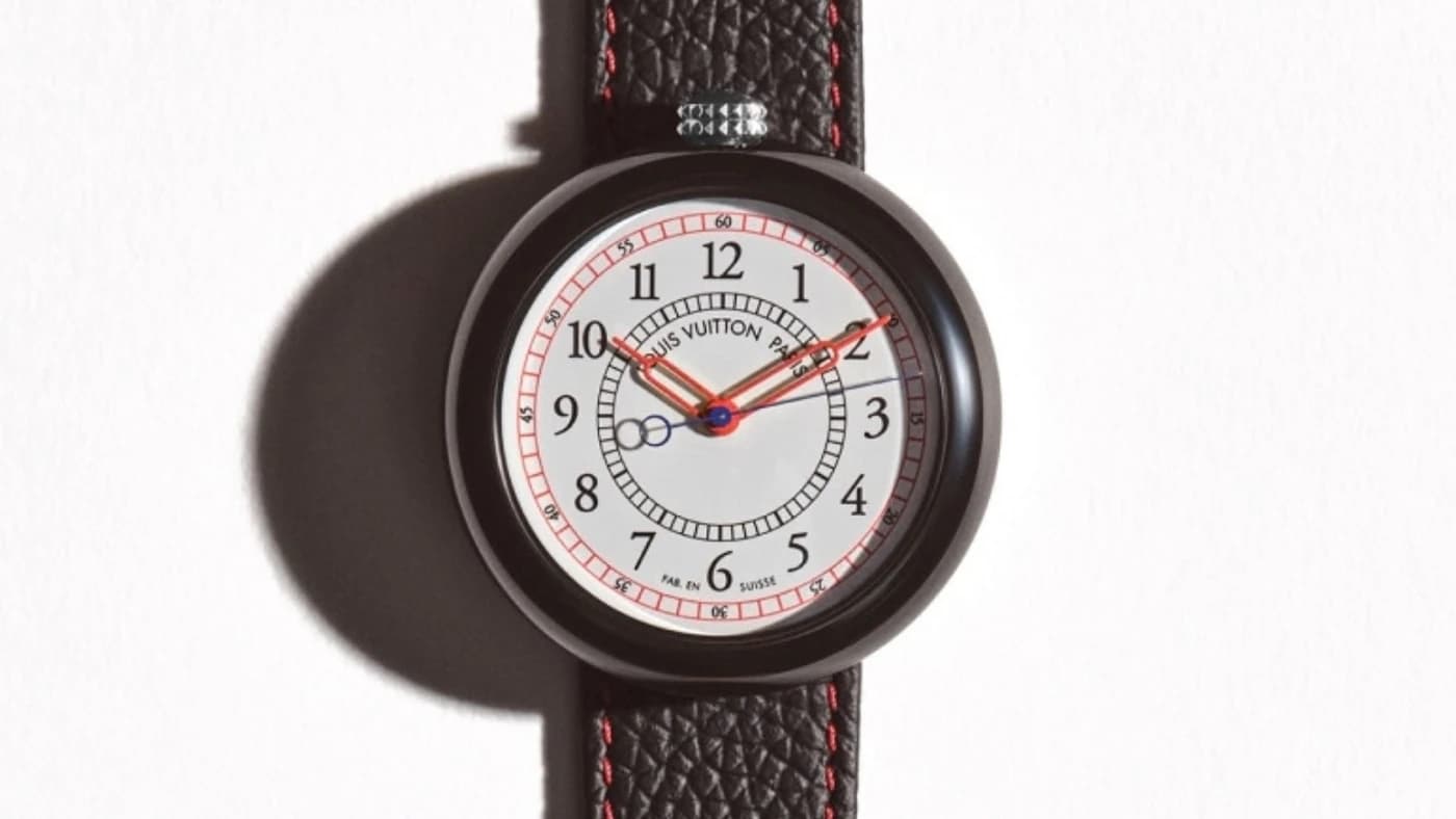 Louis Vuitton Monterey W0CR11 mit schwarzem Keramikgehäuse, weißem Zifferblatt, roten Zeigern und schwarzem Lederband.