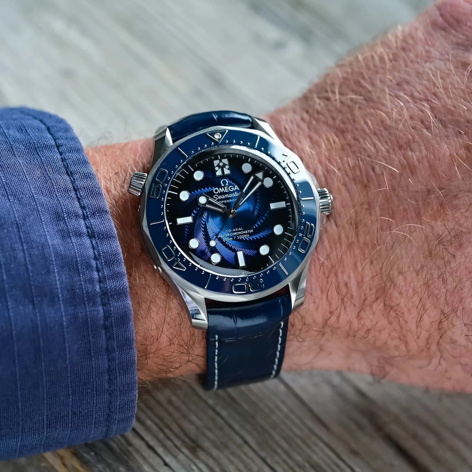 Omega Seamaster Diver 300M James Bond in Platinum-Gold mit blauem guillochiertem Blatt, blauer Keramiklünette und blauem Alligatorband