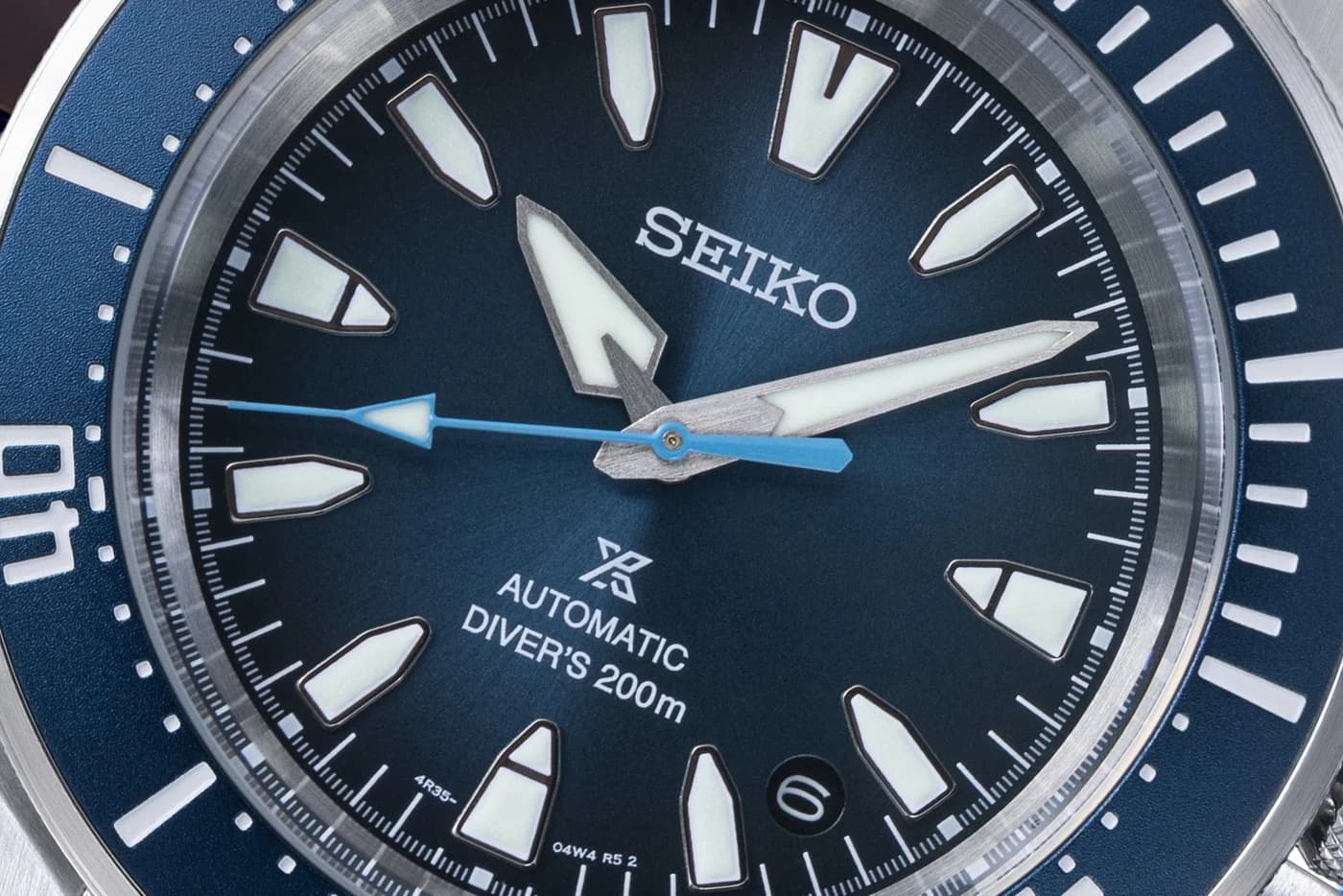Das Zifferblatt der Seiko Prospex Blue Tears HBB006 mit hellblauem Sekundenzeiger und LumiBrite-Markierungen.