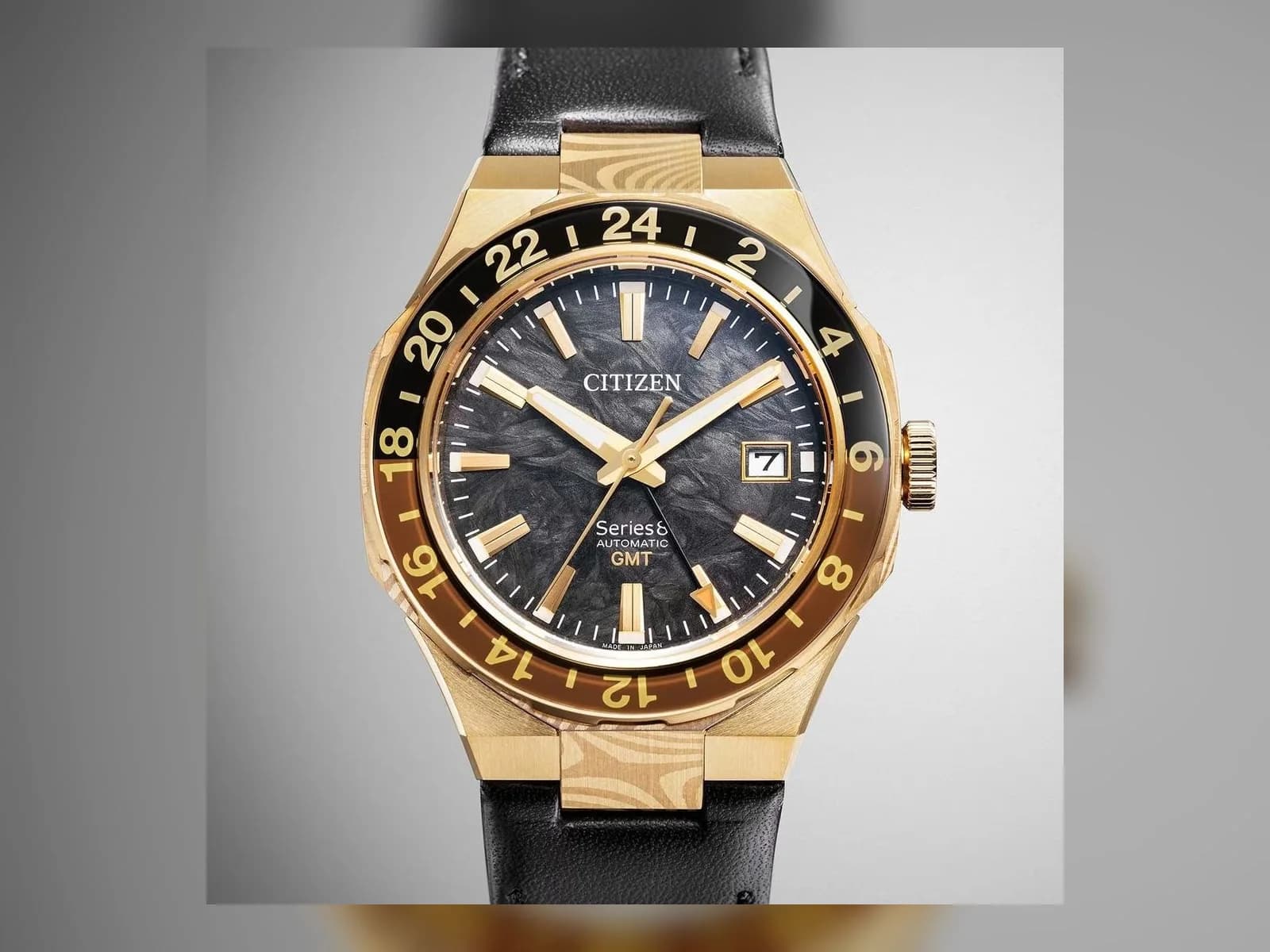 Frontalansicht mit strukturiertem Zifferblatt und zweifarbiger GMT-Lünette