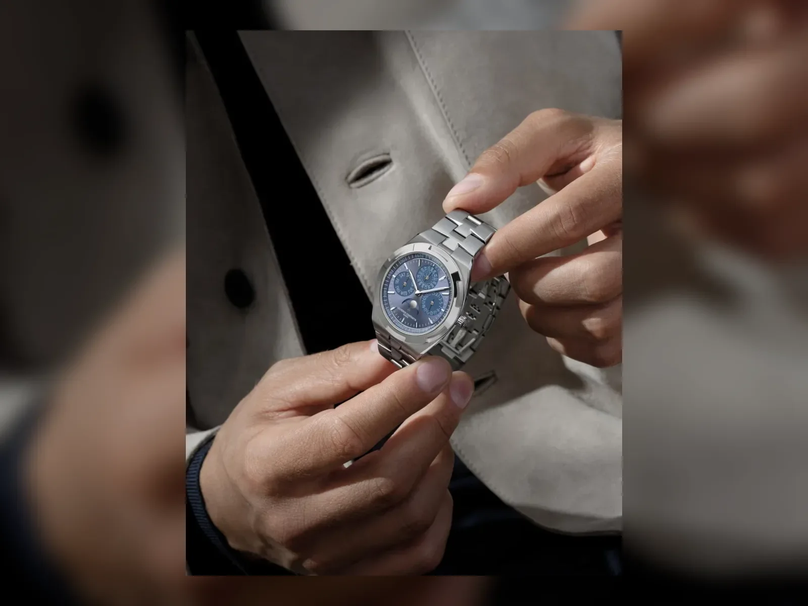 Vacheron Constantin Overseas in Weißgold vor einem hellen Mantel. Aufnahme: Vacheron Constantin.