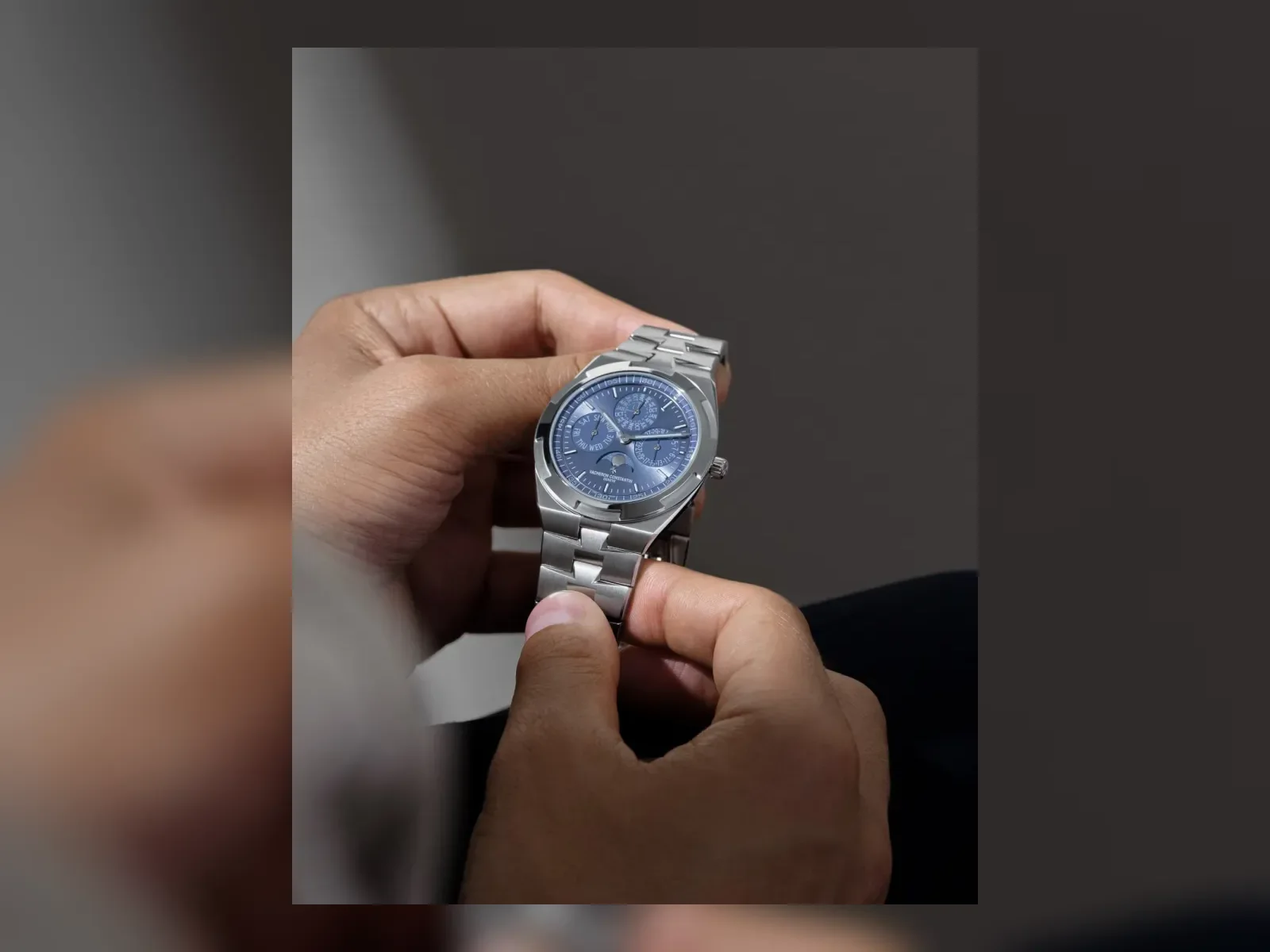 Vacheron Constantin Overseas in Weißgold, gehalten in der Hand. Aufnahme: Vacheron Constantin.