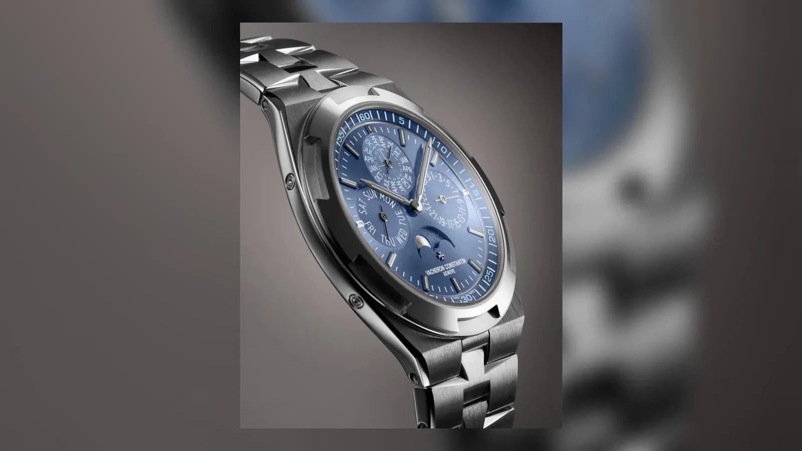 Vacheron Constantin Overseas in Weißgold mit azurblauem Zifferblatt, Dreiviertelansicht. Aufnahme: Vacheron Constantin.