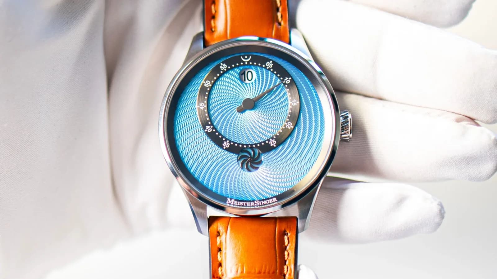 Springende Stunde auf blauem Guilloche. Aufnahme: Monochrome-watches.