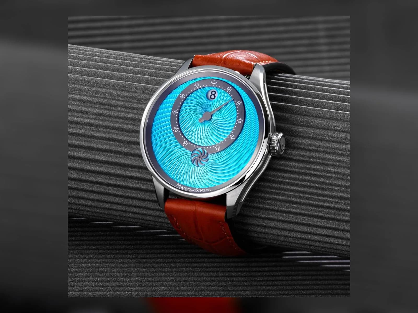 MeisterSinger Panthero Jumping Hour mit hellblauem Guilloche. Aufnahme: Monochrome-watches.
