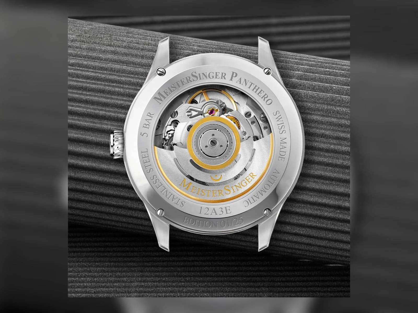 Werkboden der MeisterSinger Panthero Jumping Hour, Edition 01/25. Aufnahme: Monochrome-watches.