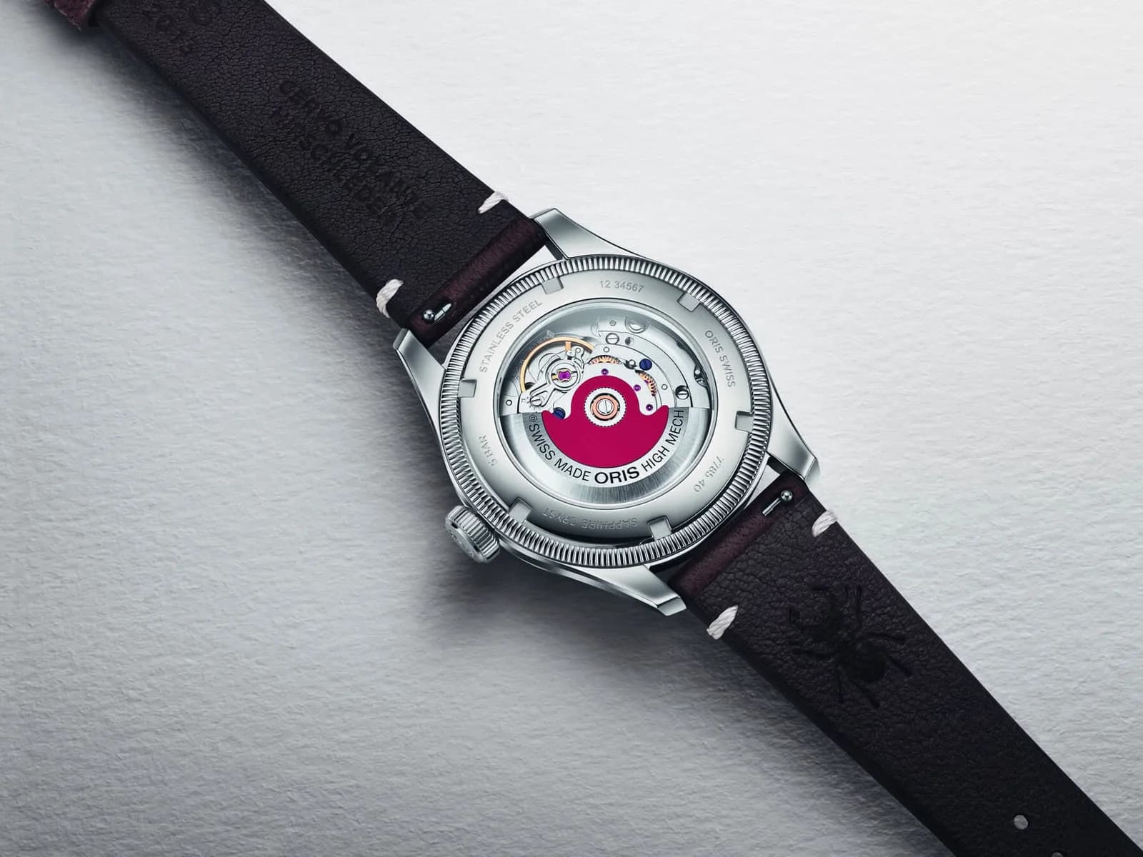 Boden der Oris Big Crown Pointer Date mit weinrotem Rotor. Aufnahme: Wornandwound.