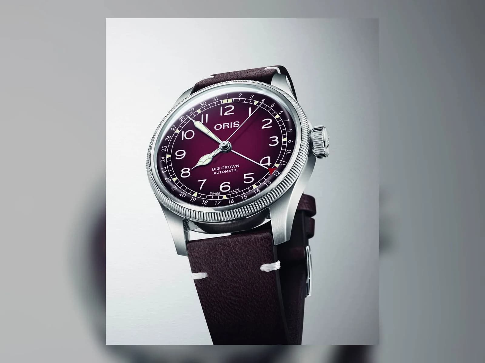 Oris Big Crown Pointer Date in Burgund, Dreiviertelansicht. Aufnahme: Wornandwound.