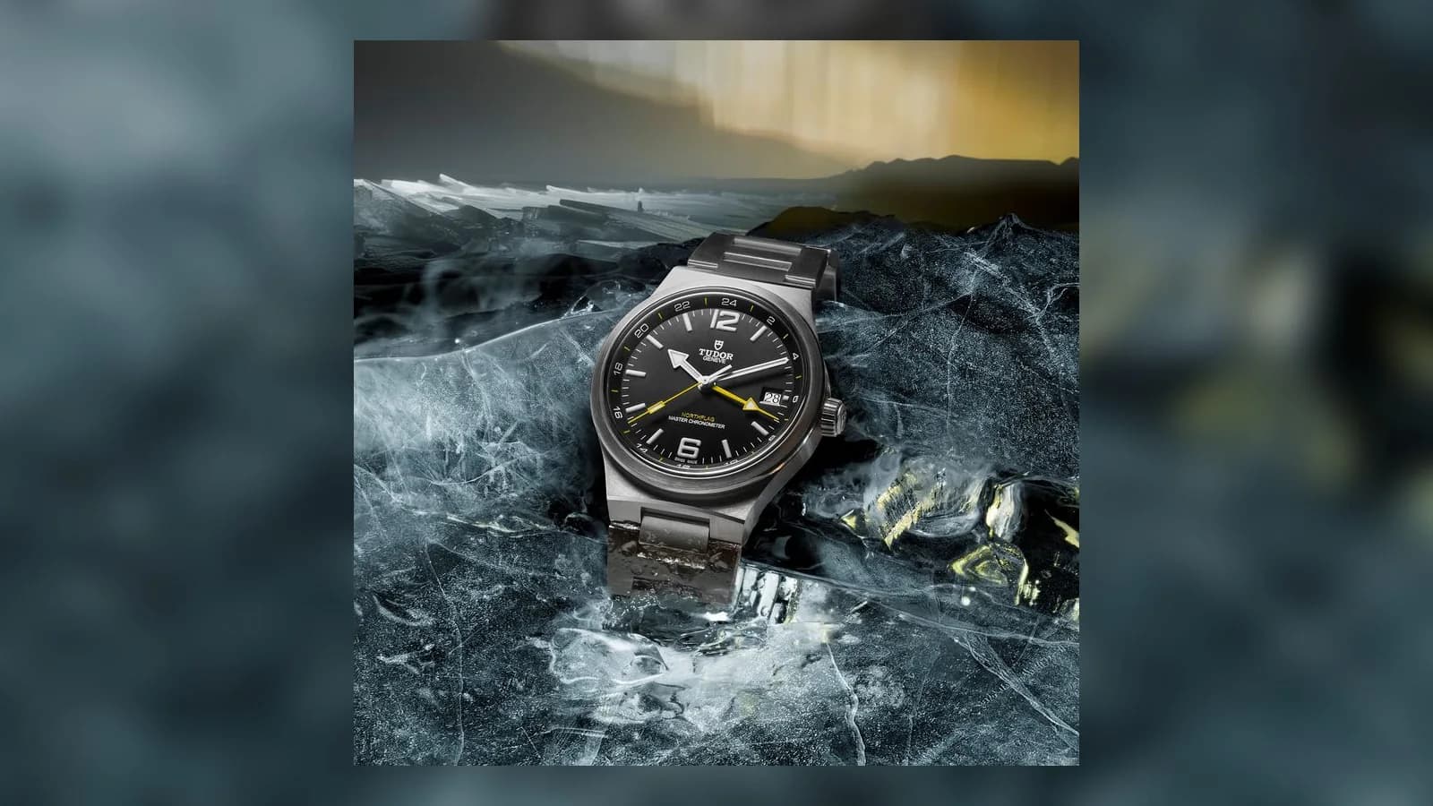 Tudor Northflag auf Eis mit GMT-Zeiger und Datum bei 3 Uhr. Aufnahme: Tudor.