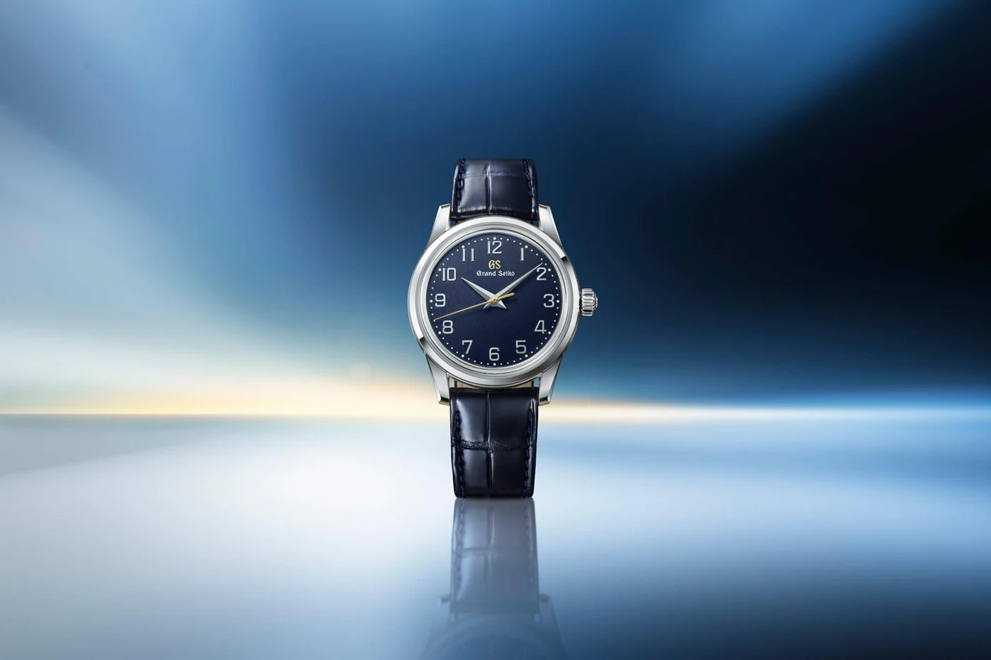 Grand Seiko Elegance SBGW325 mit indigoblauem Zifferblatt, arabischen Zahlen und dunklem Lederband